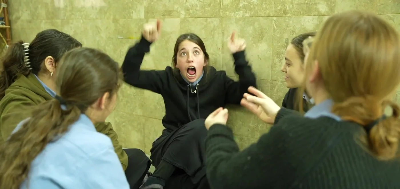 תלמידות בתרגיל דרמה